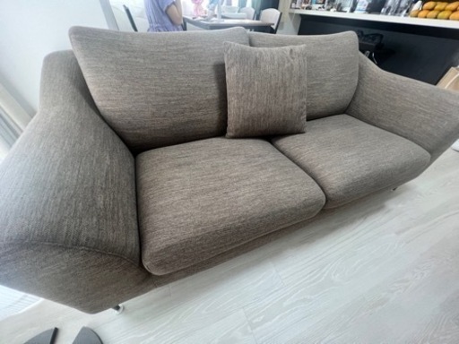 2人掛けソファ・クッション・サイドテーブル