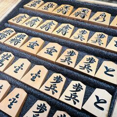 千越作 王義之書 黄楊柾杢深彫 将棋駒の画像