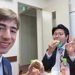 Why don't you eat with me! 一緒にご飯...