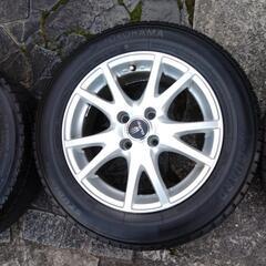 スタッドレスタイヤ、ホイール、ナットのセットの画像