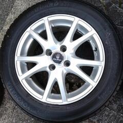 スタッドレスタイヤ、ホイール、ナットのセットの画像