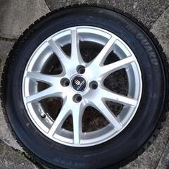 スタッドレスタイヤ、ホイール、ナットのセットの画像