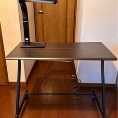 スタイリッシュなパソコンデスクとライトをセットで