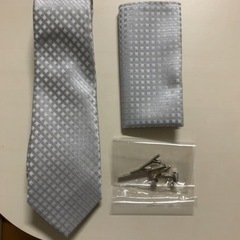 シルバー　ネクタイ(ポケットチーフ、タイピン、カフスボタン付き)