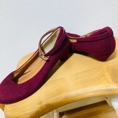 落ち着いた赤のパンプスの画像