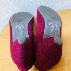 落ち着いた赤のパンプスの画像