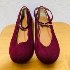 落ち着いた赤のパンプス