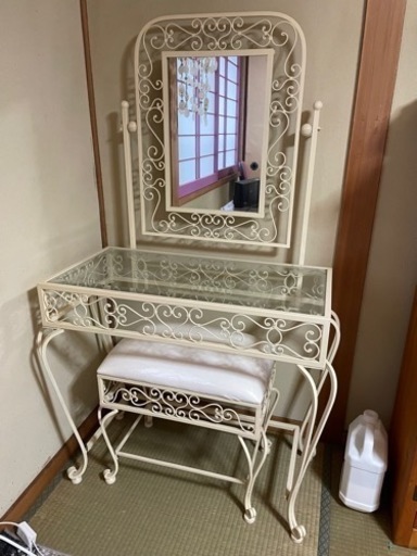 コベントガーデンで購入　白いアイアンドレッサー