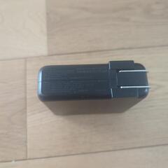 モバイルバッテリー ACアダプターとケーブル付きの画像