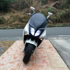 YAMAHAマジェスティ原付き125cc　コマジェソリッドマスクカスタムバイク（リアキャリア＆BOX付き）の画像