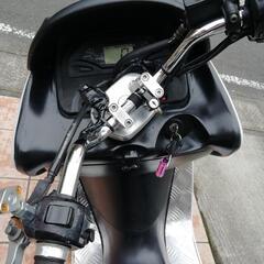 YAMAHAマジェスティ原付き125cc　コマジェソリッドマスクカスタムバイク（リアキャリア＆BOX付き）の画像