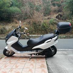 YAMAHAマジェスティ原付き125cc　コマジェソリッドマスクカスタムバイク（リアキャリア＆BOX付き）の画像