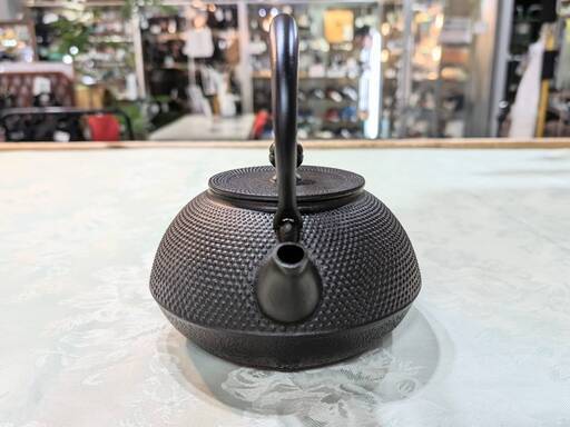 【愛品倶楽部柏店】未使用　岩鋳　南部鉄器　鉄瓶9型平丸アラレ　11935