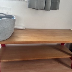 赤色の足が可愛いローテーブル