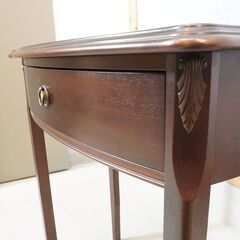 TOKAI KAGU(東海家具)のシャープな脚部が特徴的なコンソールテーブル