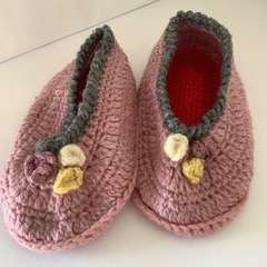 【新品、美品】ルームシューズ　毛糸　室内履き　手編み　ハンドメイド　ピンク　グレー　温かい　フリーサイズの画像