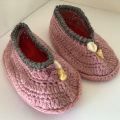 【新品、美品】ルームシューズ　毛糸　室内履き　手編み　ハンドメイ...