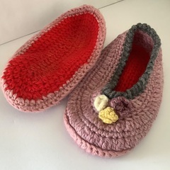【新品、美品】ルームシューズ　毛糸　室内履き　手編み　ハンドメイド　ピンク　グレー　温かい　フリーサイズの画像