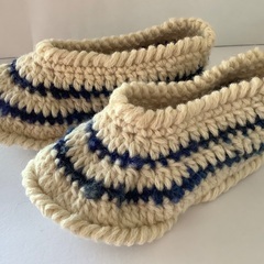 【新品、美品】ルームシューズ　Fサイズ　毛糸　室内履き　手編み　ハンドメイド　オフホワイト　生成色　紺色　青　温かい　フリーサイズの画像