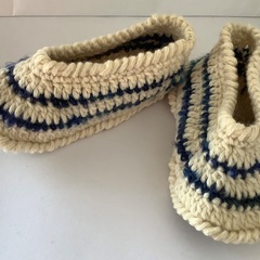 【新品、美品】ルームシューズ　Fサイズ　毛糸　室内履き　手編み　ハンドメイド　オフホワイト　生成色　紺色　青　温かい　フリーサイズの画像