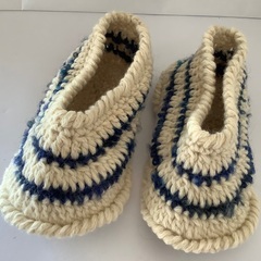 【新品、美品】ルームシューズ　Fサイズ　毛糸　室内履き　手編み　ハンドメイド　オフホワイト　生成色　紺色　青　温かい　フリーサイズの画像