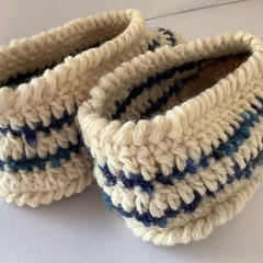 【新品、美品】ルームシューズ　Fサイズ　毛糸　室内履き　手編み　ハンドメイド　オフホワイト　生成色　紺色　青　温かい　フリーサイズの画像