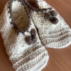 【新品、美品】ルームシューズ　毛糸　室内履き　手編み　ハンドメイド　オフホワイト　生成色　ラメ入りブラウン　温かい　フリーサイズの画像