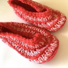 【新品、美品】ルームシューズ　Fサイズ　毛糸　室内履き　手編み　ハンドメイド　赤　ピンク　可愛い　かわいい　温かい　フリーサイズの画像