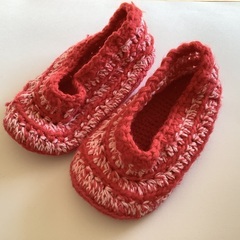 【新品、美品】ルームシューズ　Fサイズ　毛糸　室内履き　手編み　ハンドメイド　赤　ピンク　可愛い　かわいい　温かい　フリーサイズの画像