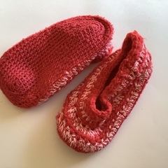 【新品、美品】ルームシューズ　Fサイズ　毛糸　室内履き　手編み　ハンドメイド　赤　ピンク　可愛い　かわいい　温かい　フリーサイズの画像