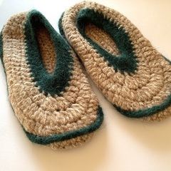 【新品、美品】ルームシューズ　Fサイズ 毛糸 室内履き 手編み ハンドメイド ライトブラウン ベージュ グリーン 深緑温かい　フリーサイズの画像