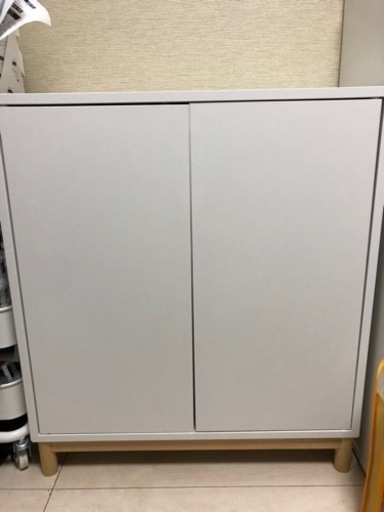 キャビネット　扉付き　整理しやすい　棚　白