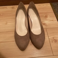 パンプス　ベージュ　