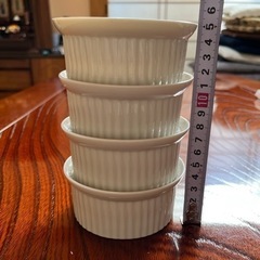 【お渡し予定の方が決まりました】白いココット4個セット《未使用》の画像