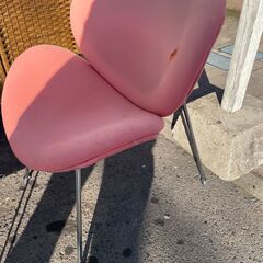 リサイクルショップどりーむ荒田店 No9486 椅子　チェア　おしゃれチェア　ピンクの画像