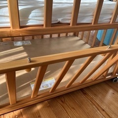 カトージ　木製ベビーベッド　キャスター付の画像