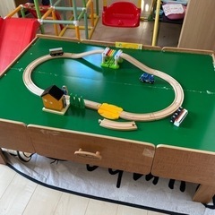 子供部屋　キッズルームにあるような机