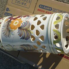 中古 USED 傘立て 陶器 花柄 花模様 透かし 玄関 収納 丸型 寸胴 お洒落 ヨーロッパ 手造り ハンドメイド ハンドペイント カントリー 輸入 エレガント アンティーク調の画像