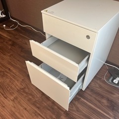 鍵付きの袖机　デスクワゴンの画像