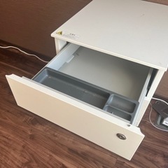 鍵付きの袖机　デスクワゴンの画像