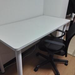 パソコンデスクとオフィスチェアーの画像