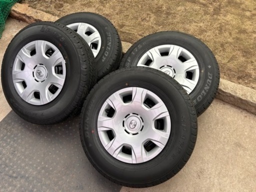 ハイエース　7型新車外し純正タイヤ＆ホイール