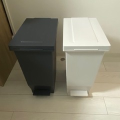ペダル式ゴミ箱 各800円 (セット購入で1300円)