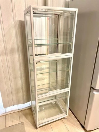 ガラス製シェルフ　ディスプレイ用戸棚　白
