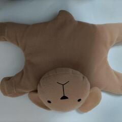 枕にもなる、タオルケットを抱いたワンちゃんです。差し上げます。の画像