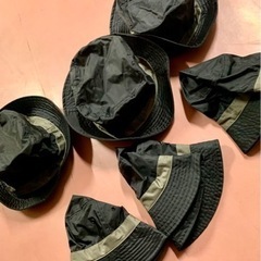 至急❗️更にお値引きしました❗️ 黒の帽子 6つ 撥水加工あり！の画像