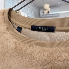 GUESSふわふわトレーナー　ベージュの画像
