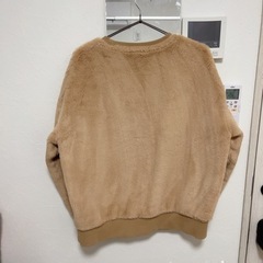 GUESSふわふわトレーナー　ベージュの画像