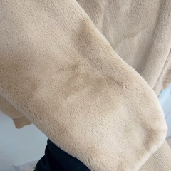 GUESSふわふわトレーナー　ベージュの画像
