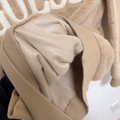 GUESSふわふわトレーナー　ベージュの画像